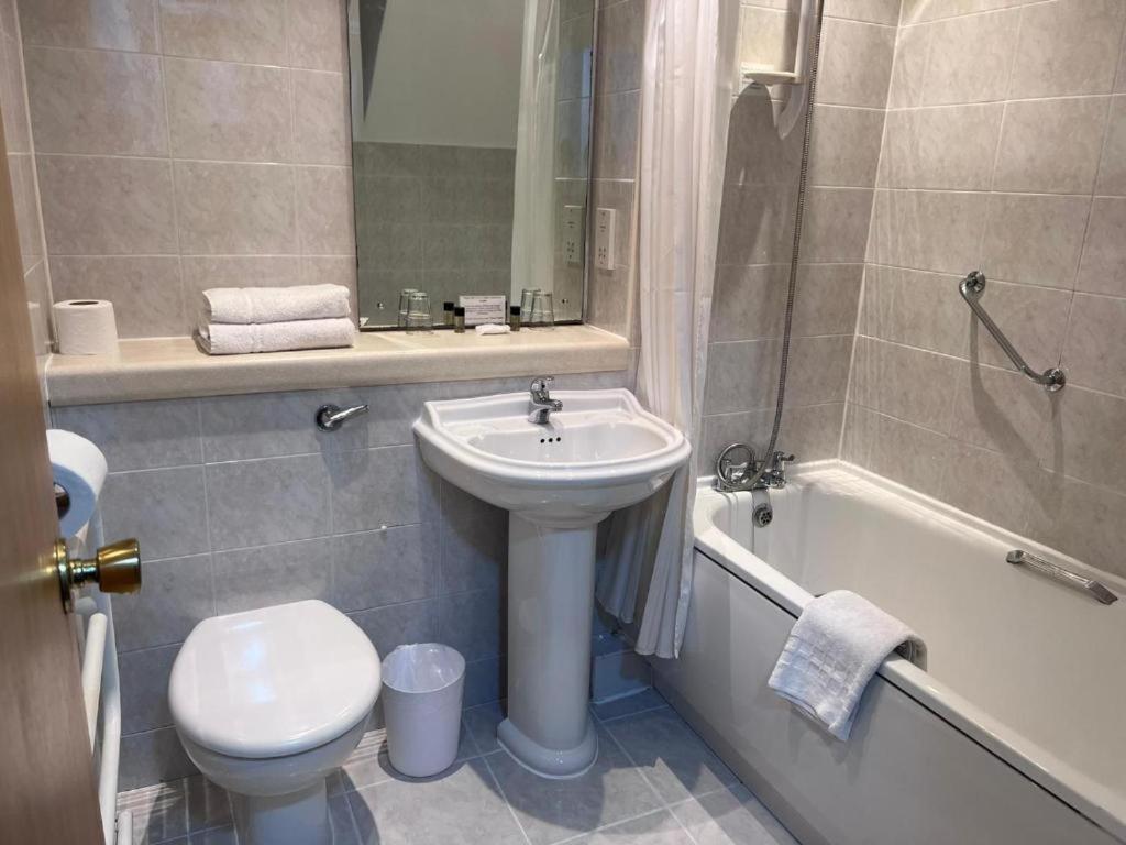 Dancenter East Midlands Airport 3*